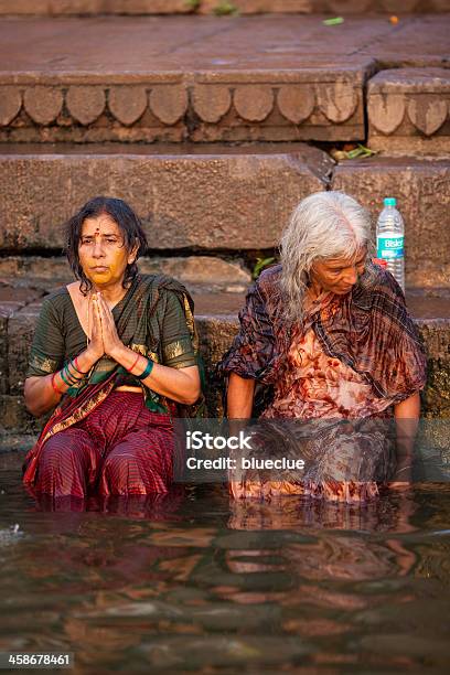 Sacred Bagno Fiume Gange Varanasi - Fotografie stock e altre immagini di Acqua - Acqua, Adulto, Composizione verticale