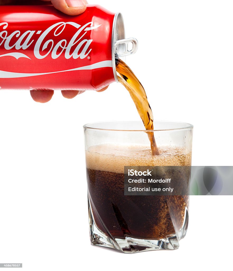 コカコーラグラスに注ぐ。白背景 - コーラのロイヤリティフリーストックフォト