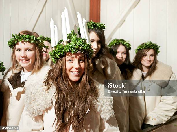 Dia De Saint Lucy - Fotografias de stock e mais imagens de Dia de Santa Lúcia - Dia de Santa Lúcia, Suécia, Vela - Equipamento de Iluminação