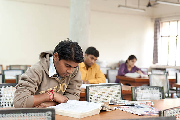 estudante estudar com uma universidade de indiana - new delhi horizontal photography color image imagens e fotografias de stock