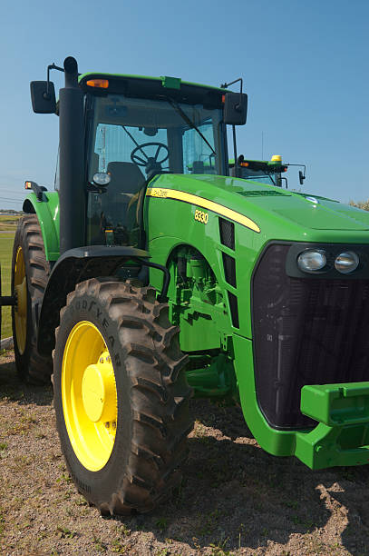 john deere 8330 tractor - john deer fotografías e imágenes de stock