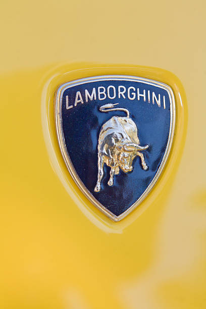 detalhe emblema de capô lamborghini automóvel - hood ornament - fotografias e filmes do acervo