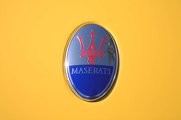 detalhe emblema de capô maserati automóvel - hood ornament - fotografias e filmes do acervo