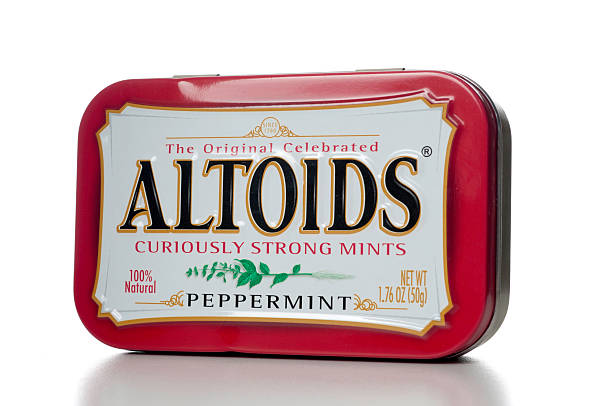 altoids hortelã-pimenta flavor estanho - metal tin can altoids imagens e fotografias de stock