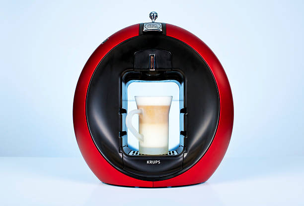 nescafé dolce gusto circolo par krups machine à café - latte machiatto photos et images de collection