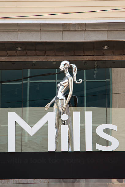 ミルズは衣料店の看板 - intellectual property trademarks silver chrome ストックフォトと画像