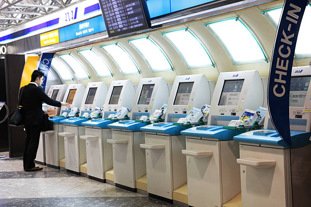 ана стойка регистрации в новых chitose в саппоро - airport airport check in counter ticket ticket machine стоковые фото и изображения