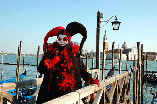 osoba w harlequin maska na plac św. marka, karnawał w wenecji - venice italy mask harlequin venice carnival zdjęcia i obrazy z banku zdjęć