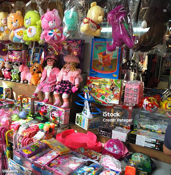Foto de Brinquedos Para Venda e mais fotos de stock de Loja de Brinquedos - Loja de Brinquedos, Comércio - Consumismo, Brinquedo