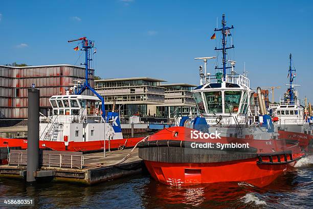 Tugboats В Гавани Гамбурга — стоковые фотографии и другие картинки Без людей - Без людей, Буксир, Вода