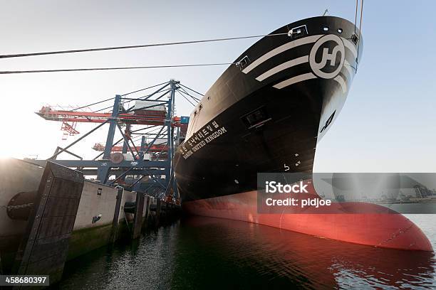 Container Nave Nel Porto Di Caricamento - Fotografie stock e altre immagini di Acqua - Acqua, Alba - Crepuscolo, Ambientazione esterna