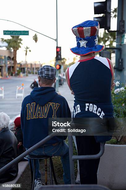 네이비 및 공군 기다리는 Veteran S Day 퍼레이드 곤색에 대한 스톡 사진 및 기타 이미지 - 곤색, 후드티, 퇴역군인