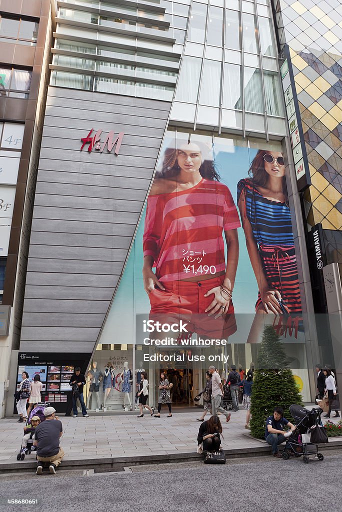 H & M in Ginza, Tokio, Japan - Lizenzfrei Abwarten Stock-Foto