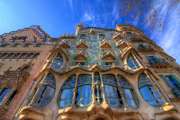 дом бальо, барселона, испания. - barcelona antonio gaudi casa battlo spain стоковые фото и изображения