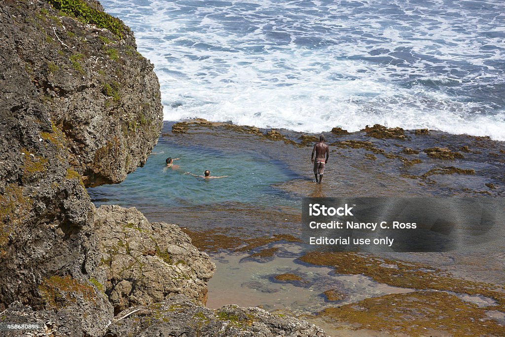 Persone giocare in Tidepools, Barbados, caraibi - 로열티 프리 바베이도스 스톡 사진