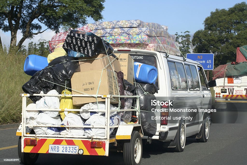 Rural tráfico de KwaZulu-Natal, Sudáfrica - Foto de stock de Minifurgoneta libre de derechos