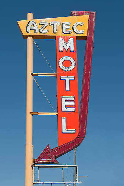 vintage sinal de motel na old route 66 - route 66 sign hotel retro revival - fotografias e filmes do acervo
