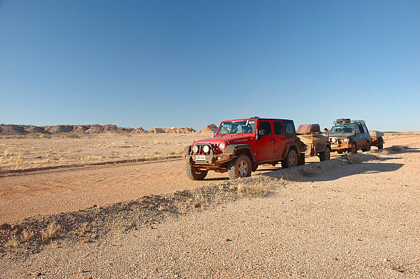 vermelho jeep 1 tratador & toyota landcruiser coober pedy deserto australiano - 4wd 4x4 convoy australia imagens e fotografias de stock