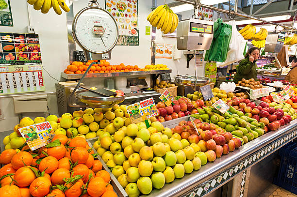 fruits oranges pommes colorées étal de marché valence, espagne - market stall spain fruit trading photos et images de collection