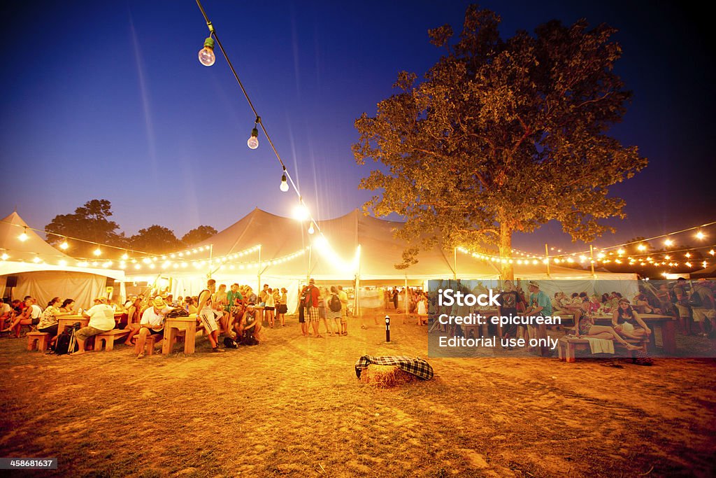 El jardín de cerveza en Bonnaroo - Foto de stock de Festival de música libre de derechos