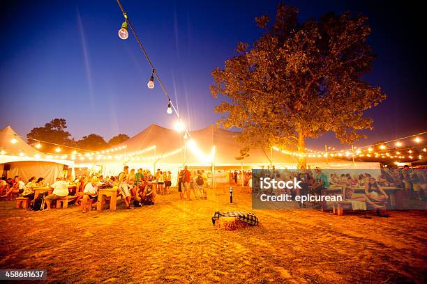 El Jardín De Cerveza En Bonnaroo Foto de stock y más banco de imágenes de Festival de música - Festival de música, Entoldado, Noche