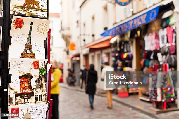Postais A Lembrança Comprar Em Paris França - Fotografias de stock e mais imagens de Moulin Rouge - Moulin Rouge, Adulto, Andar
