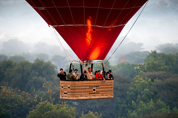 turysta na balon na gorące powietrze, bagan; myanmar. - paya zdjęcia i obrazy z banku zdjęć