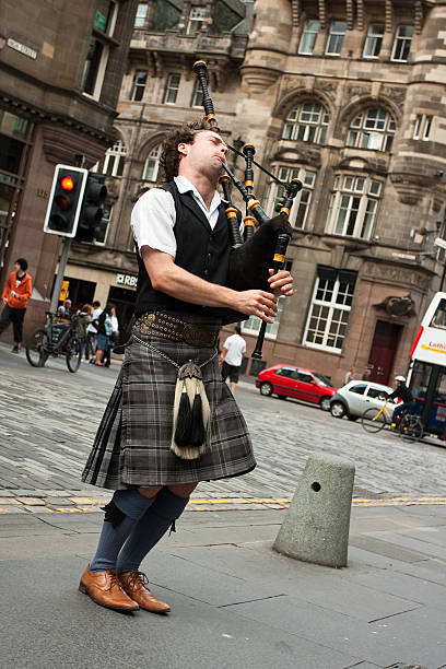 edinburgh street bagpiper - scottish music zdjęcia i obrazy z banku zdjęć