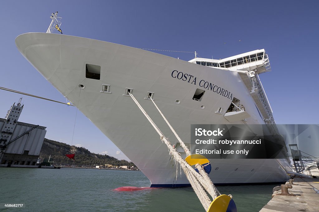 Величественный двинулись на Круизное судно Costa Concordia - Стоковые фото Крушение лайнера Costa Concordia роялти-фри