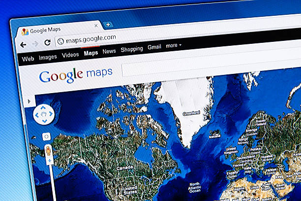 google マップで衛星放送付きの液晶スクリーン、クロームのウェブブラウザ - chrome google google chrome browser ストックフォトと画像