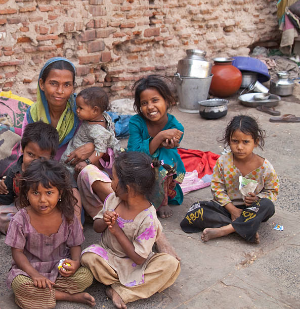 leben auf der straße - street child stock-fotos und bilder