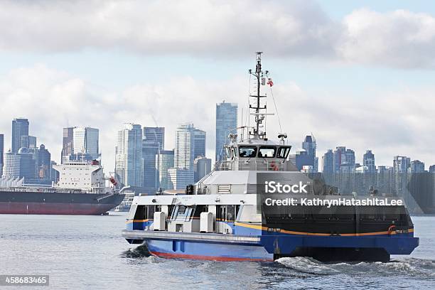 Seabus E Sullo Skyline Burrard Baia Di Vancouver Columbia Britannica Canada - Fotografie stock e altre immagini di Acqua