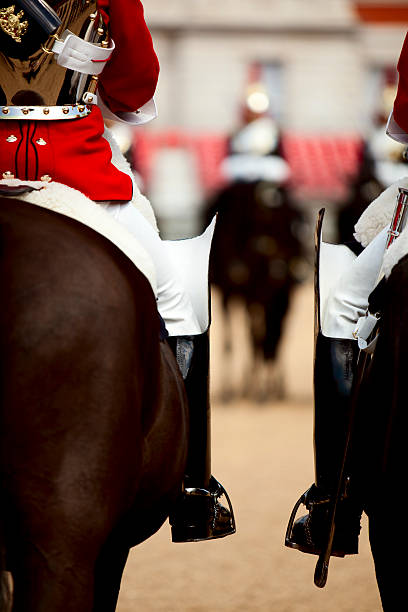 montée the household cavalry mounted regiment performing cérémonie de relève de la garde - household cavalry photos et images de collection