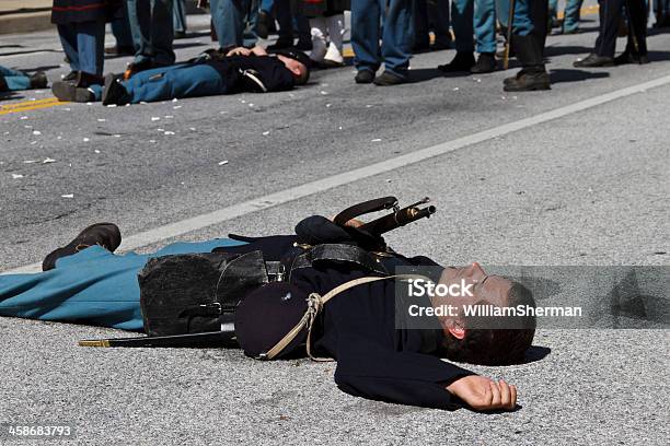 Ejército De La Unión Están Muertos En La Calle De La Guerra Civil Americana Foto de stock y más banco de imágenes de Adulto