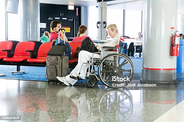 여자 휠체어 공항 공항에 대한 스톡 사진 및 기타 이미지 - 공항, 장애, 건강관리와 의술