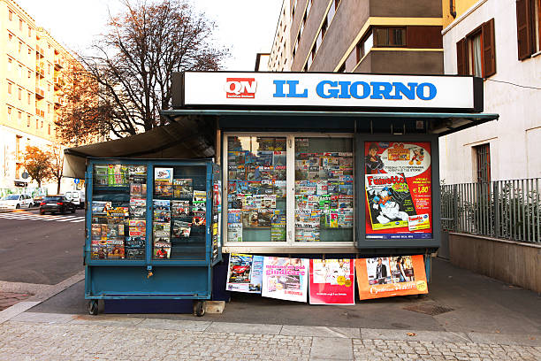 kiosk w mediolanie, włochy 2 - newspaper vendor zdjęcia i obrazy z banku zdjęć