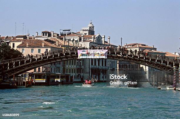 Il Ponte Dellaccademia A Venezia - Fotografie stock e altre immagini di Acqua - Acqua, Barca da diporto, Canal Grande - Venezia