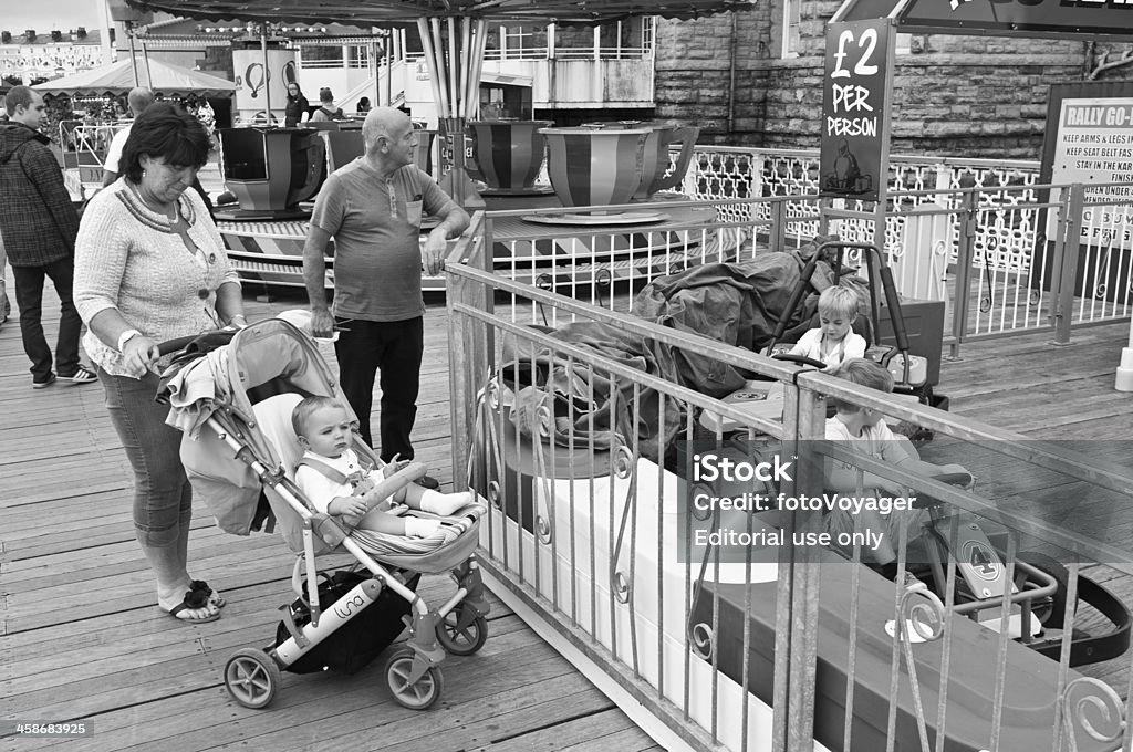 Uomo anziano donna fa i bambini al molo di mare Fiera - Foto stock royalty-free di Adulto