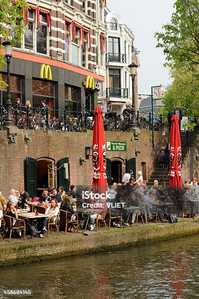 Pessoas Em Um Restaurante Ao Ar Livre No Wharf Ao Oudegracht - Fotografias de stock e mais imagens de Antigo