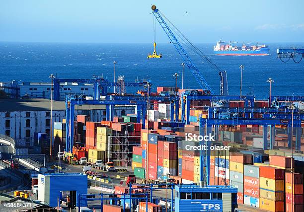 Container Für Versand Cargo Schiff Im Hintergrund Stockfoto und mehr Bilder von Fracht - Fracht, Auslieferungslager, Chile