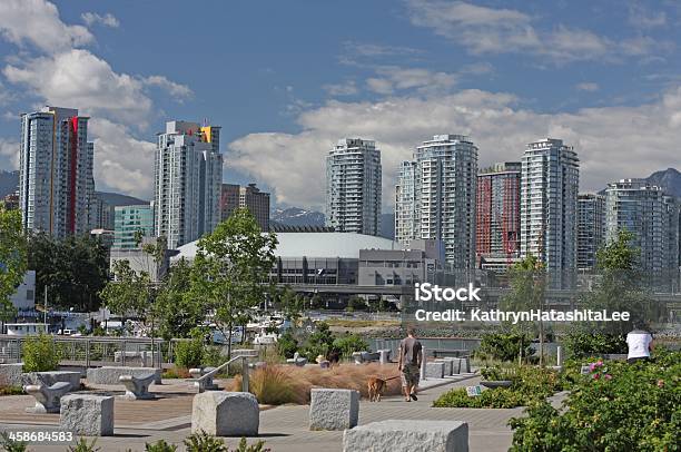 Seawall В Юговосточной Части Ложный Ручей Ванкувер Британская Колумбия Summer — стоковые фотографии и другие картинки False Creek