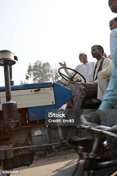 Indian Conductor De Tractor En El Agitado Foto de stock y más banco de imágenes de Andar en bicicleta - Andar en bicicleta, Asia, Atestado