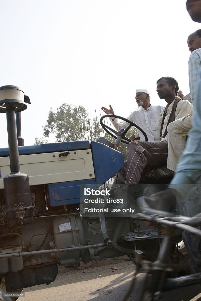 Indian condutor do tractor em tráfego Ocupado - Royalty-free Asiático e indiano Foto de stock