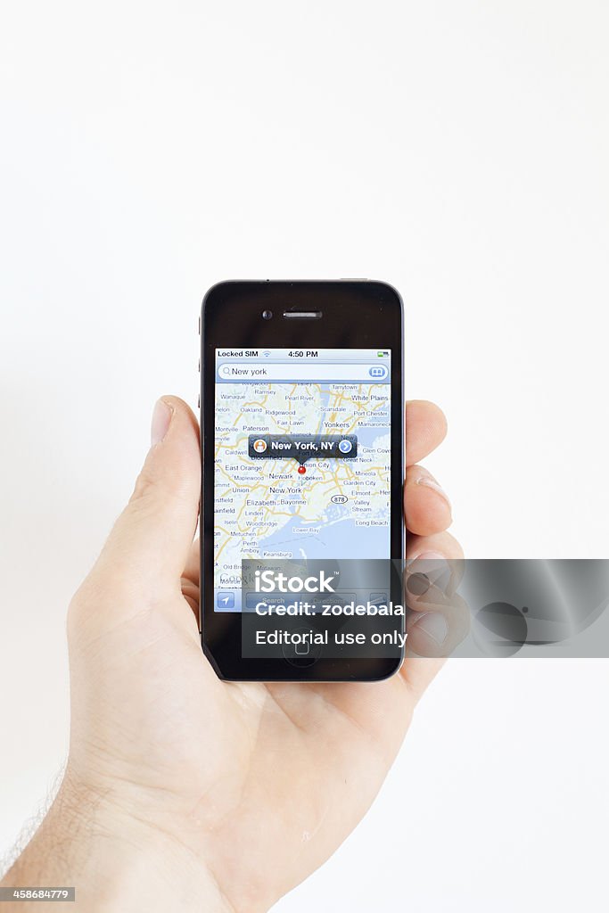 Mano umana tenendo Iphone 4 con Google Maps - Foto stock royalty-free di Carta geografica