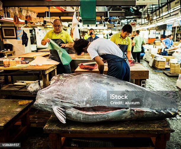 Mercado De Pescado De Tsukiji En Tokio Japón Foto de stock y más banco de imágenes de Alimento - Alimento, Animal muerto, Asia