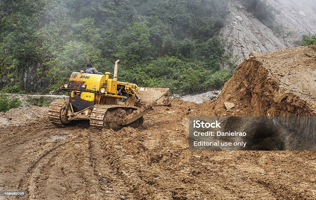 Compensación la carretera principal hasta de Tawang, Arunachal Pradesh, India. - Foto de stock de Deslizamiento de tierras libre de derechos