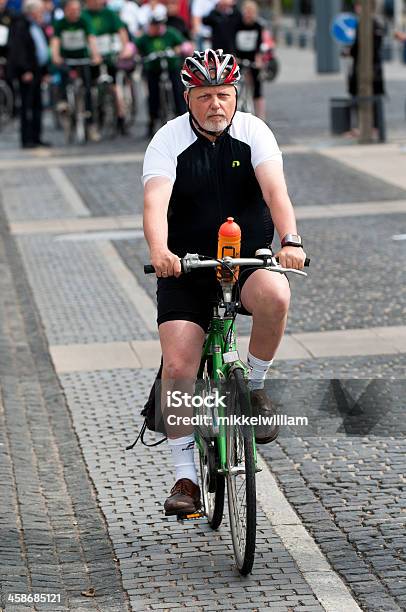 Foto de Terceira Idade Passeios De Bicicleta e mais fotos de stock de 60 Anos - 60 Anos, Adulto, Artigo de vestuário para cabeça