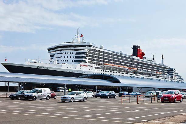 2 queen mary no porto de southampton - queen mary 2 - fotografias e filmes do acervo