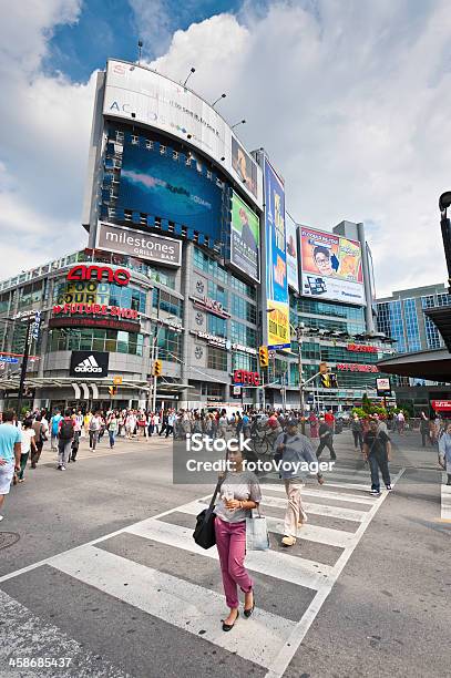Foto de Toronto Yongedundas Square Outdoors Ruas Movimentadas e mais fotos de stock de Adolescente