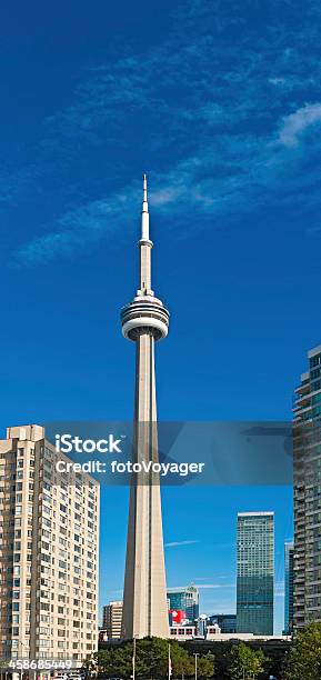 Foto de Torre Cn Em Toronto Vertical Banner De Referência Icônico Canadá e mais fotos de stock de Apartamento